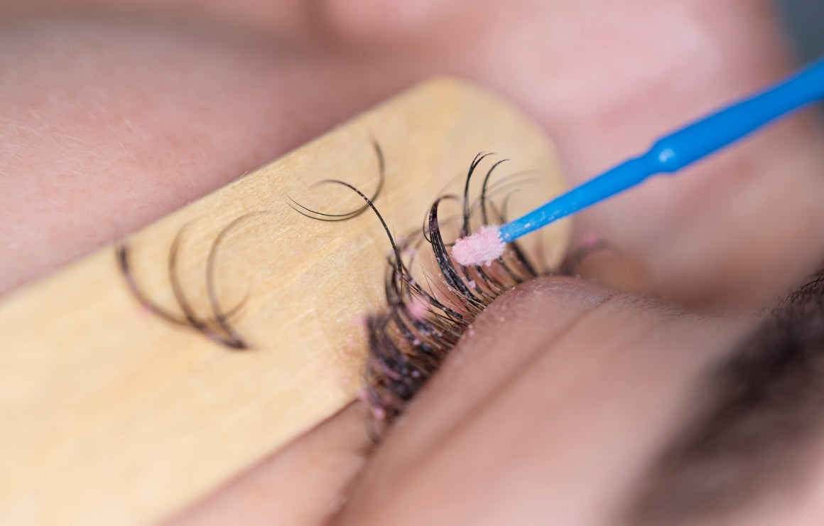 Lash Removal with Conditioning Treatment